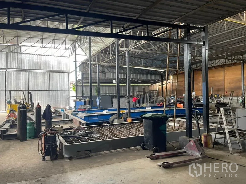 货栈 出租或出售在Khlong Luang, Pathum Thani - 仓库内部无柱大跨结构，钢桁架高屋顶与大型作业区。