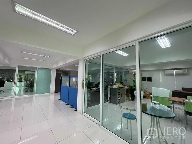 คลังสินค้า ให้เช่าหรือขายในNonthaburi - โซนสำนักงานแบบเปิดกั้นกระจก พื้นกระเบื้อง และไฟฟลูออเรสเซนต์