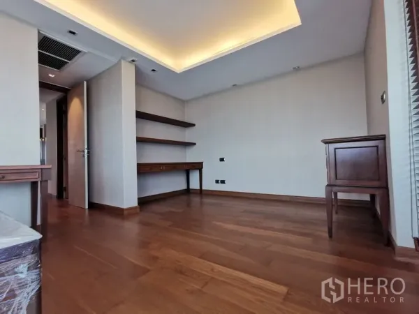 คอนโด ให้เช่าหรือขายในPhaya Thai, Bangkok - ห้องอเนกประสงค์ พื้นไม้พร้อมชั้นวางและโต๊ะบิวท์อิน ไฟฝ้าซ่อน