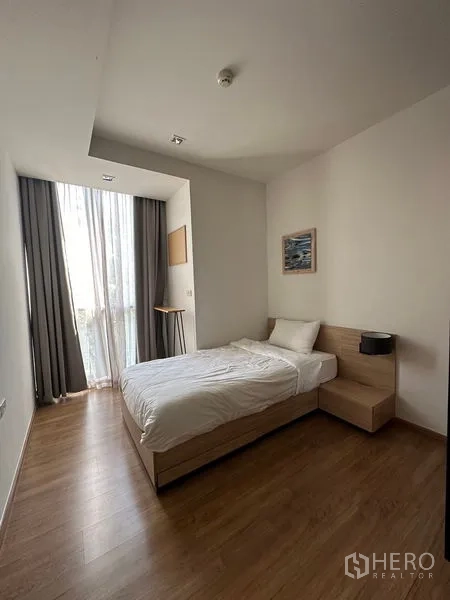 公寓 出租在Watthana, Bangkok - 第二卧室，单人床，高窗与木地板