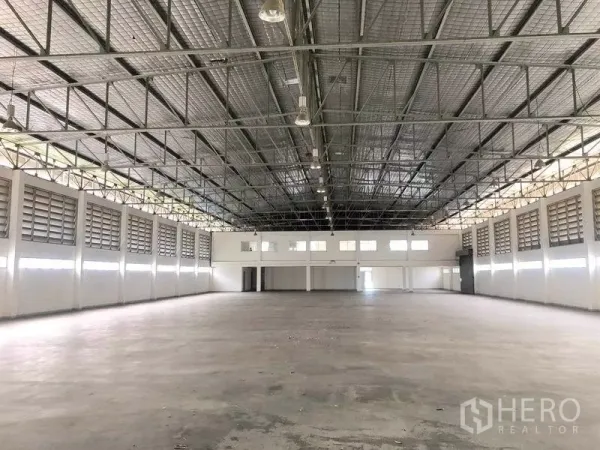 工厂 出租在Mueang Chon Buri, Chon Buri - 大跨度生产空间，通风百叶与采光带贯穿两侧