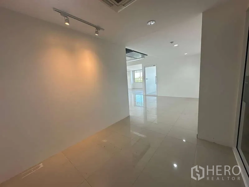 สำนักงาน ให้เช่าในPrawet, Bangkok - โถงทางเข้าไฟสปอตไลต์เชื่อมสู่พื้นที่สำนักงาน