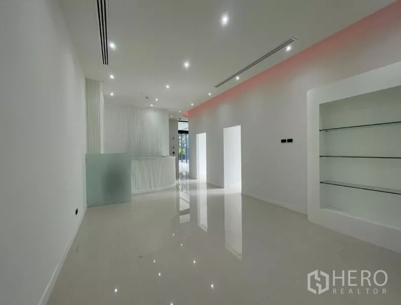 零售空间 出租 - 接待区，带内置展示柜与射灯。