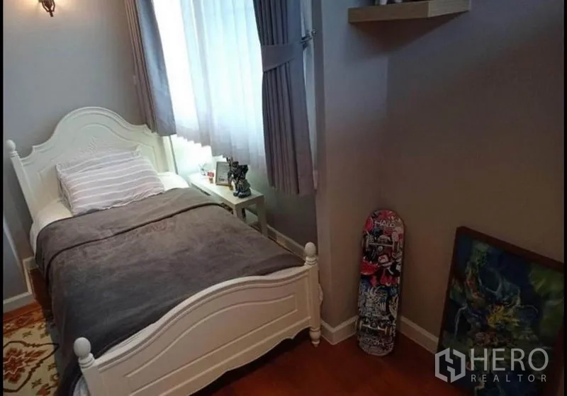 คอนโด ให้เช่าหรือขายในKhlong Toei, Bangkok - ห้องนอนรองอบอุ่น เตียงเดี่ยวสีขาว โต๊ะข้างเตียง และหน้าต่างพร้อมผ้าม่าน