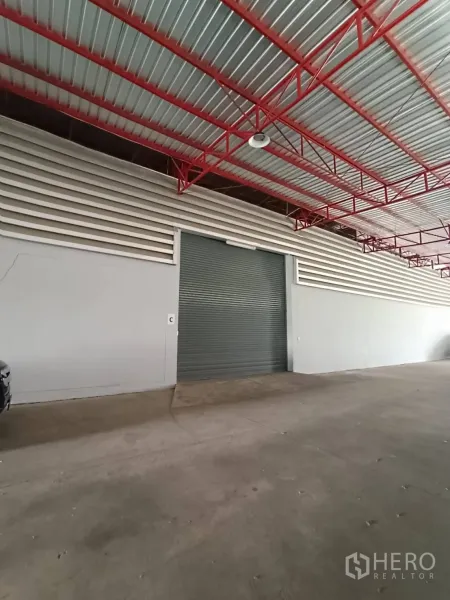 Warehouse for rent in Lat Krabang, Bangkok - Large metal rolling shutter and loading area under a steel roof at a modern warehouse