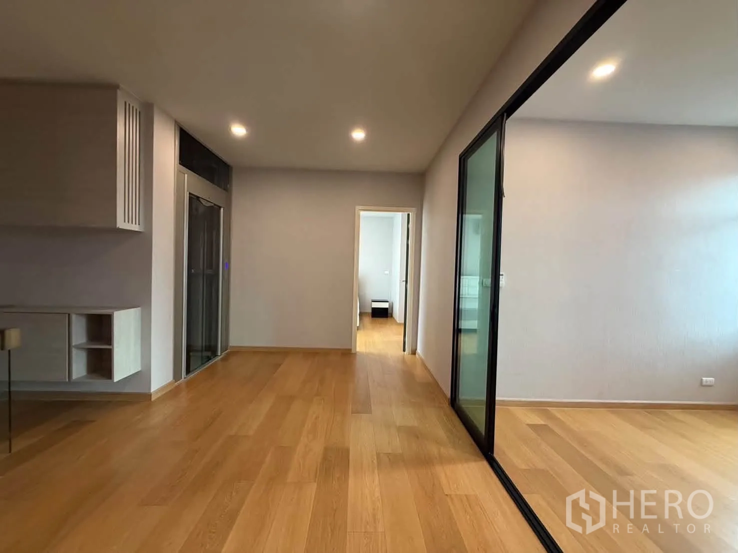 独栋房屋 for rent in Suan Luang, Bangkok - 楼层过道铺木地板，玻璃隔断与家用电梯。