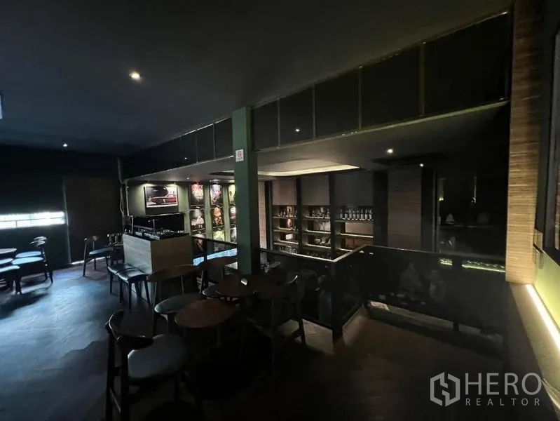 พื้นที่ขายปลีก ให้เช่าในWatthana, Bangkok - ที่นั่งชั้นลอยมองเห็นบาร์ พร้อมชั้นโชว์และไฟส่องสว่างอบอุ่น