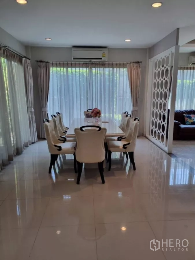 บ้าน ให้เช่าในMueang Nonthaburi, Nonthaburi - โต๊ะทานอาหาร 8 ที่นั่ง ข้างประตูกระจกและผ้าม่านสูงจรดเพดาน