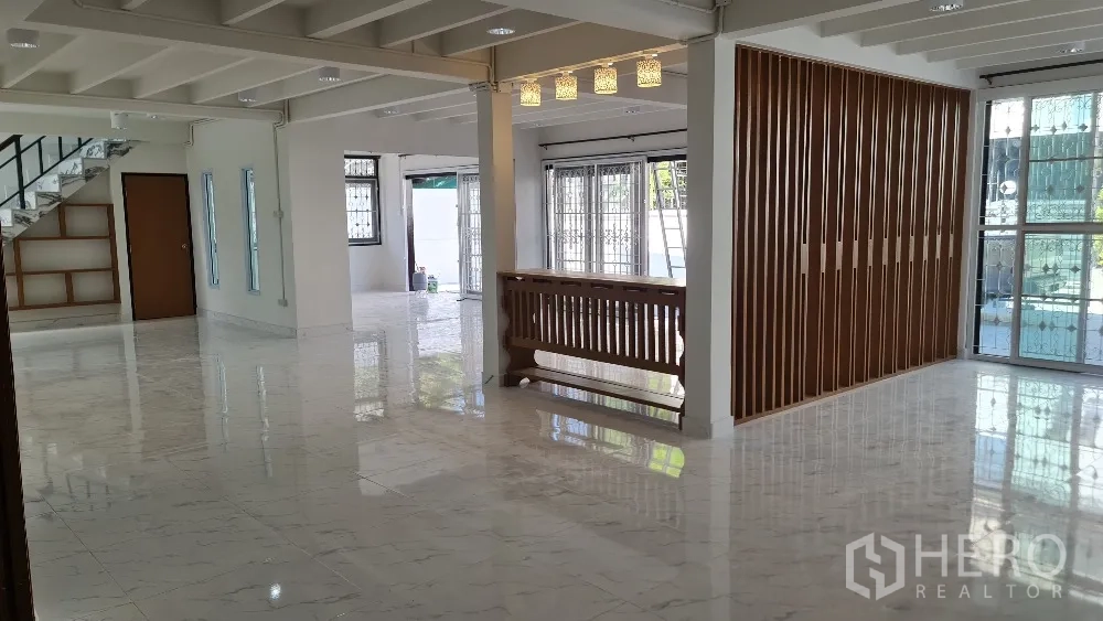 บ้านเดี่ยว for rent in Lat Phrao, Bangkok - โถงรับแขกแบบโอเพ่นแพลน พื้นกระเบื้องลายหินอ่อนและฉากระแนงไม้