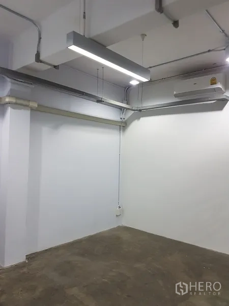 สำนักงานที่บ้าน ขายในKhlong Toei, Bangkok - ห้องสตูดิโอสีเขียวพร้อมหน้าต่างและโคมไฟเพดาน