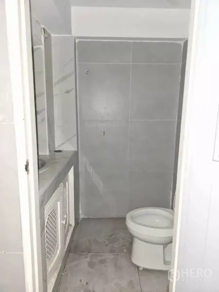 零售空间 出租在Watthana, Bangkok - 店内小型卫浴，灰色瓷砖，坐便与台上洗手台。