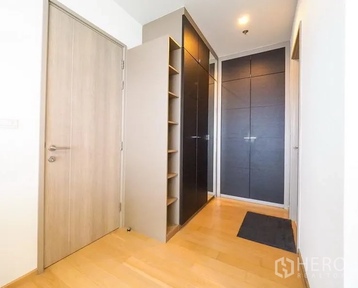 公寓 出租在Watthana, Bangkok - 走廊配内置衣柜与开放式搁架储物。