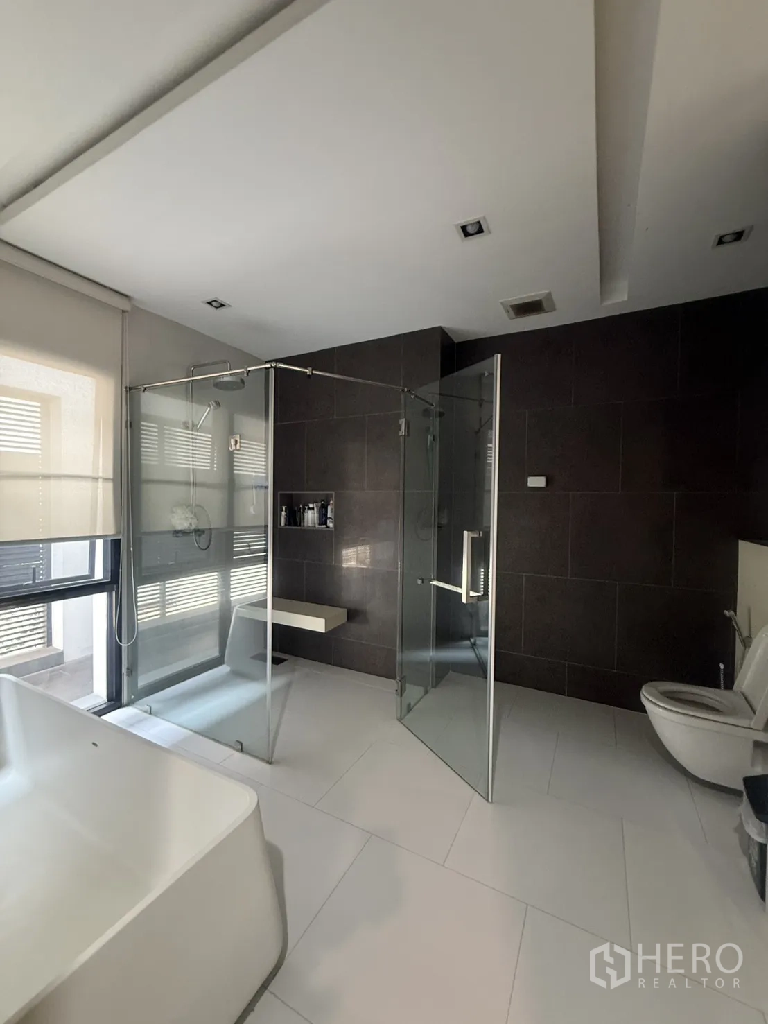 บ้านเดี่ยว for rent in Bang Kapi, Bangkok - ห้องน้ำขนาดใหญ่ ตู้อาบน้ำแยก และอ่างอาบน้ำแบบลอยตัว