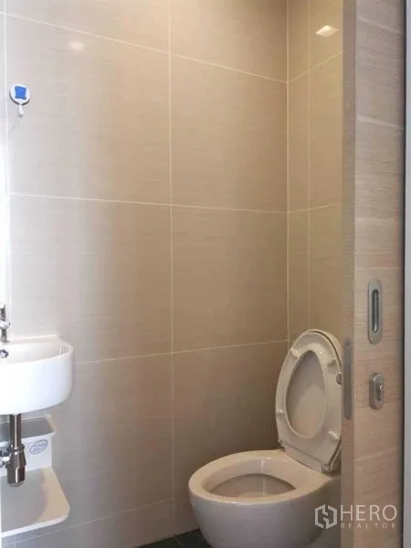 คอนโด ให้เช่า - ห้องสุขาแยกพร้อมอ่างล้างหน้าแบบแขวนผนังและกระเบื้องโทนกลาง