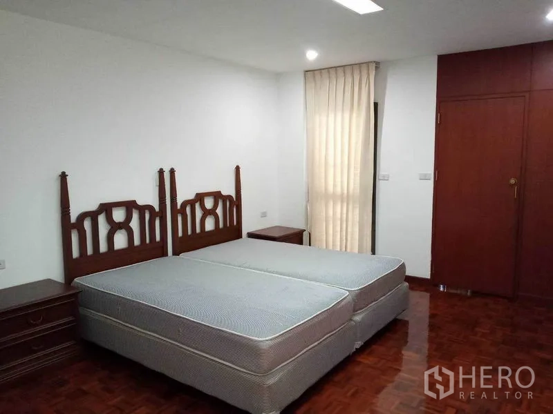 คอนโด ให้เช่าในWatthana, Bangkok - อีกมุมของห้องนอนเตียงคู่ พร้อมตู้เสื้อผ้าและโต๊ะข้างเตียง