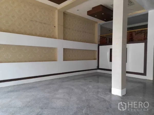 อาคารพาณิชย์ ให้เช่าในHuai Khwang, Bangkok - พื้นที่โชว์รูมพร้อมผนังตกแต่งและราวกันตกชั้นลอยมองลงมา