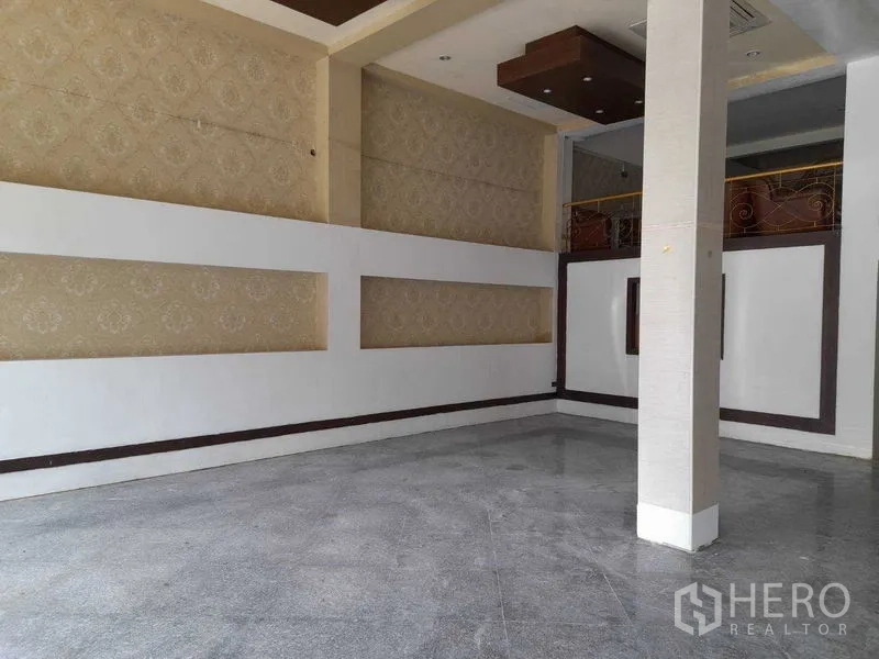 อาคารพาณิชย์ ให้เช่าในHuai Khwang, Bangkok - พื้นที่โชว์รูมพร้อมผนังตกแต่งและราวกันตกชั้นลอยมองลงมา