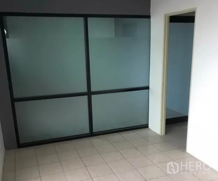 工厂 出租在Bang Bua Thong, Nonthaburi - 小型办公室，磨砂玻璃隔断与地砖地面