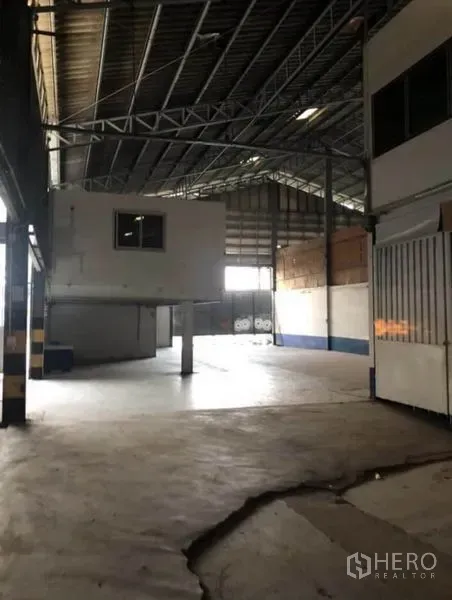 货栈 出租在Bang Phli, Samut Prakan - 仓库内部高挑钢桁架屋顶与架空办公室。