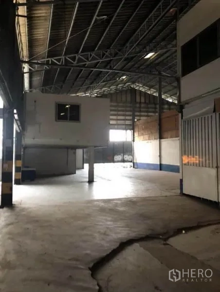 货栈 出租在Bang Phli, Samut Prakan - 仓库内部高挑钢桁架屋顶与架空办公室。