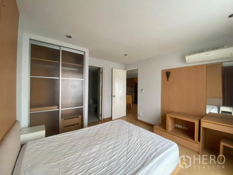 คอนโด ให้เช่าในWatthana, Bangkok - ห้องนอนพร้อมตู้บิวท์อิน โต๊ะเครื่องแป้ง เครื่องปรับอากาศ และประตูเชื่อมเข้าห้องน้ำ