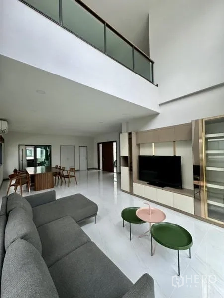 独立式住宅 出租在Bang Phli, Samut Prakan - 阁楼式客厅视角，玻璃护栏与开放式布局。