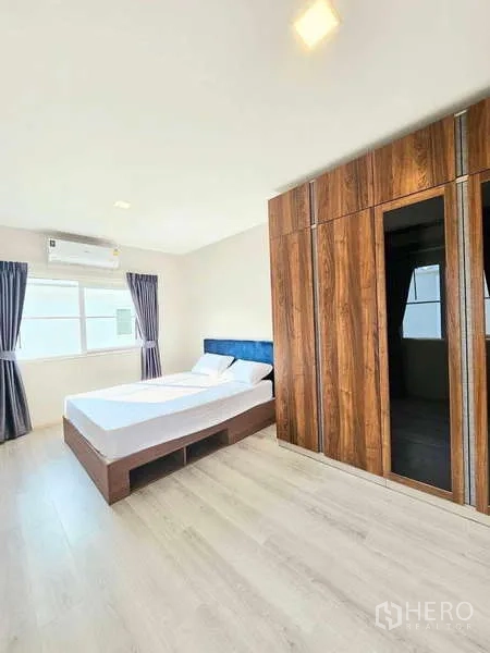 Detached House for rent or sale in Prawet, Bangkok - Alternate angle of the second bedroom showing large wardrobe and window.