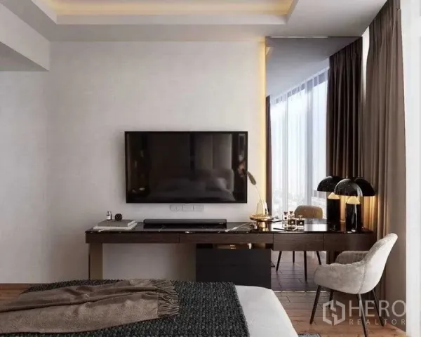 公寓 出租在Khlong Toei, Bangkok - 卧室一角，墙挂电视、长书桌与全高窗帘。