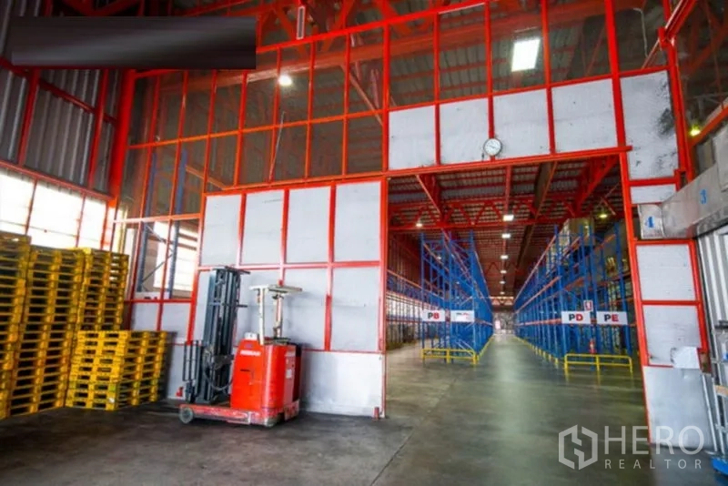 คลังสินค้า ให้เช่าในSamut Prakan - โถงทางเข้า มีรถยกและพาเลท นำสู่ทางเดินชั้นวางสินค้า
