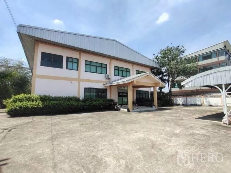 คลังสินค้า ขายในKhlong Toei, Bangkok - ด้านหน้าอาคารสำนักงาน-โกดังสองชั้น พร้อมลานจอดรถคอนกรีตกว้างและกันสาดหน้าทางเข้า