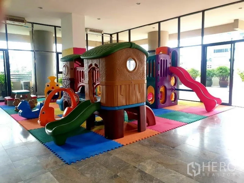 คอนโด ให้เช่าในWatthana, Bangkok - ห้องเด็กเล่นในร่มสว่างสดใส พร้อมสไลเดอร์และเครื่องเล่นสีสันบนแผ่นรอง