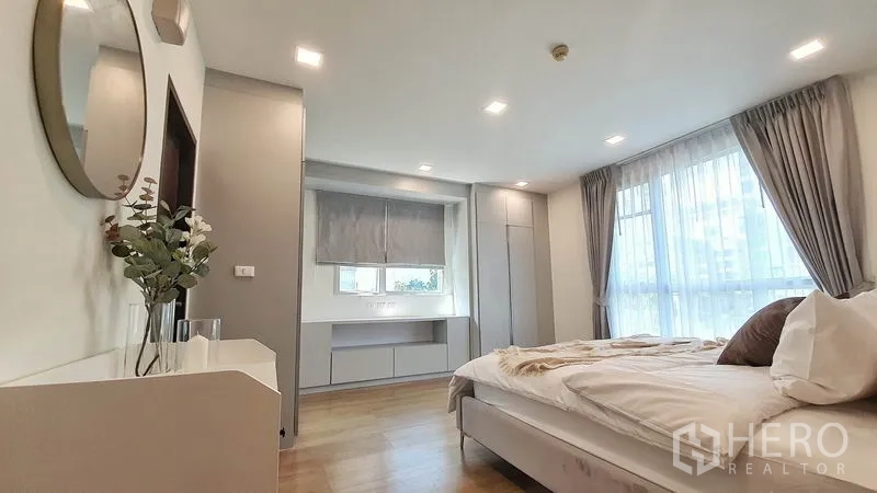 公寓 出租在Khlong Toei, Bangkok - 主卧面向大窗帘窗，墙面内置收纳与书桌。