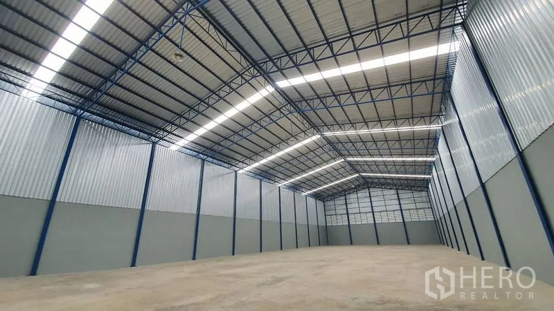 คลังสินค้า ให้เช่าในBang Kruai, Nonthaburi - หลังคาโกดังสูงโปร่งพร้อมแผ่นสกายไลต์ยาว เพิ่มแสงธรรมชาติ