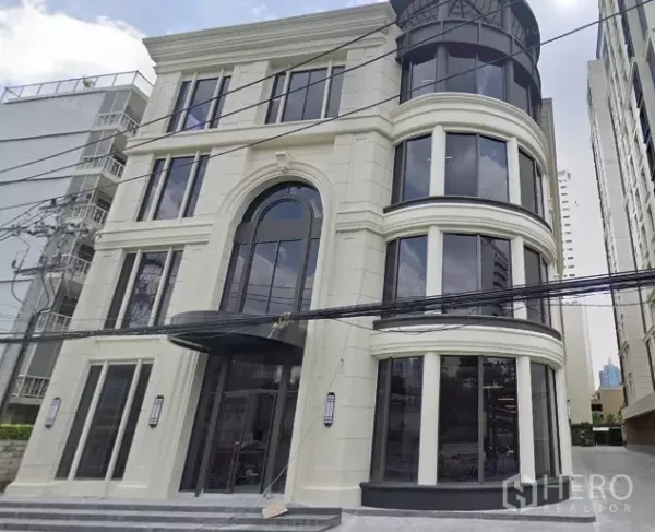 零售空间 出租在Watthana, Bangkok - 曼谷瓦他那区多层零售建筑外立面，拱形主入口与弧形玻璃幕墙。