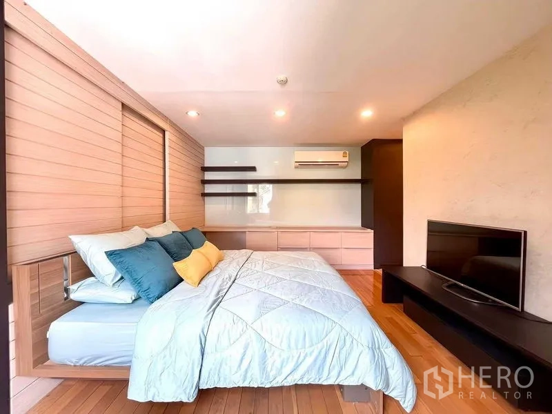 公寓 出租 - 主卧角度，电视柜与整面收纳柜。