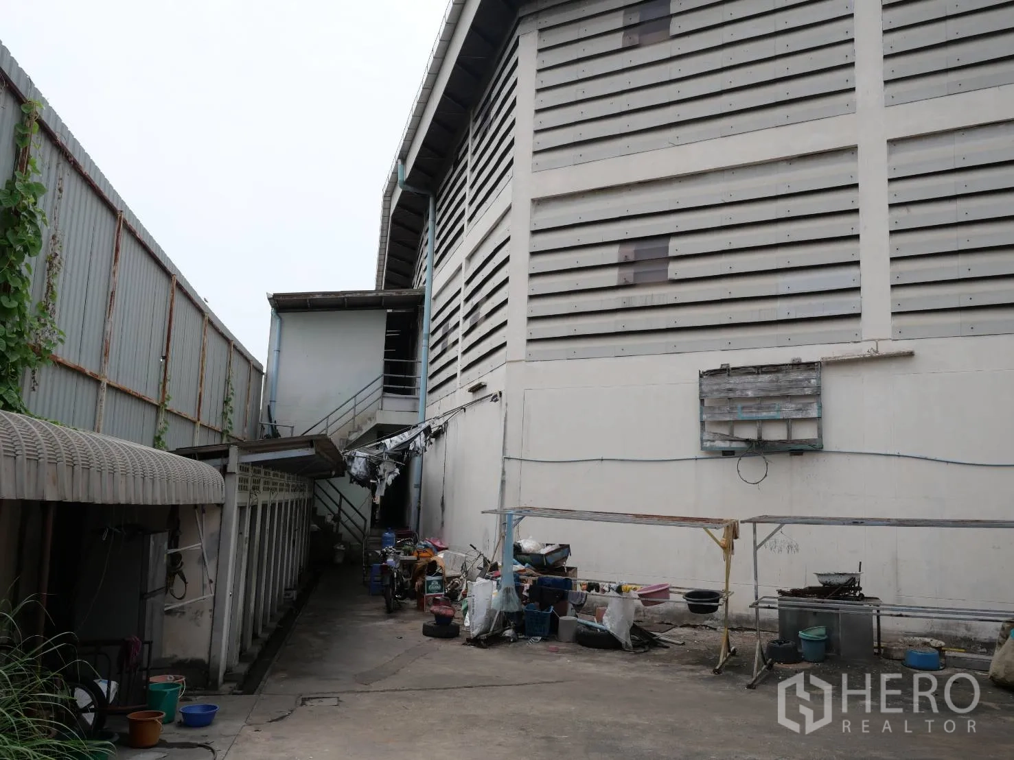 工厂 出租或出售在Bang Khun Thian, Bangkok - 厂房侧后方服务通道，旁有外楼梯与员工宿舍。