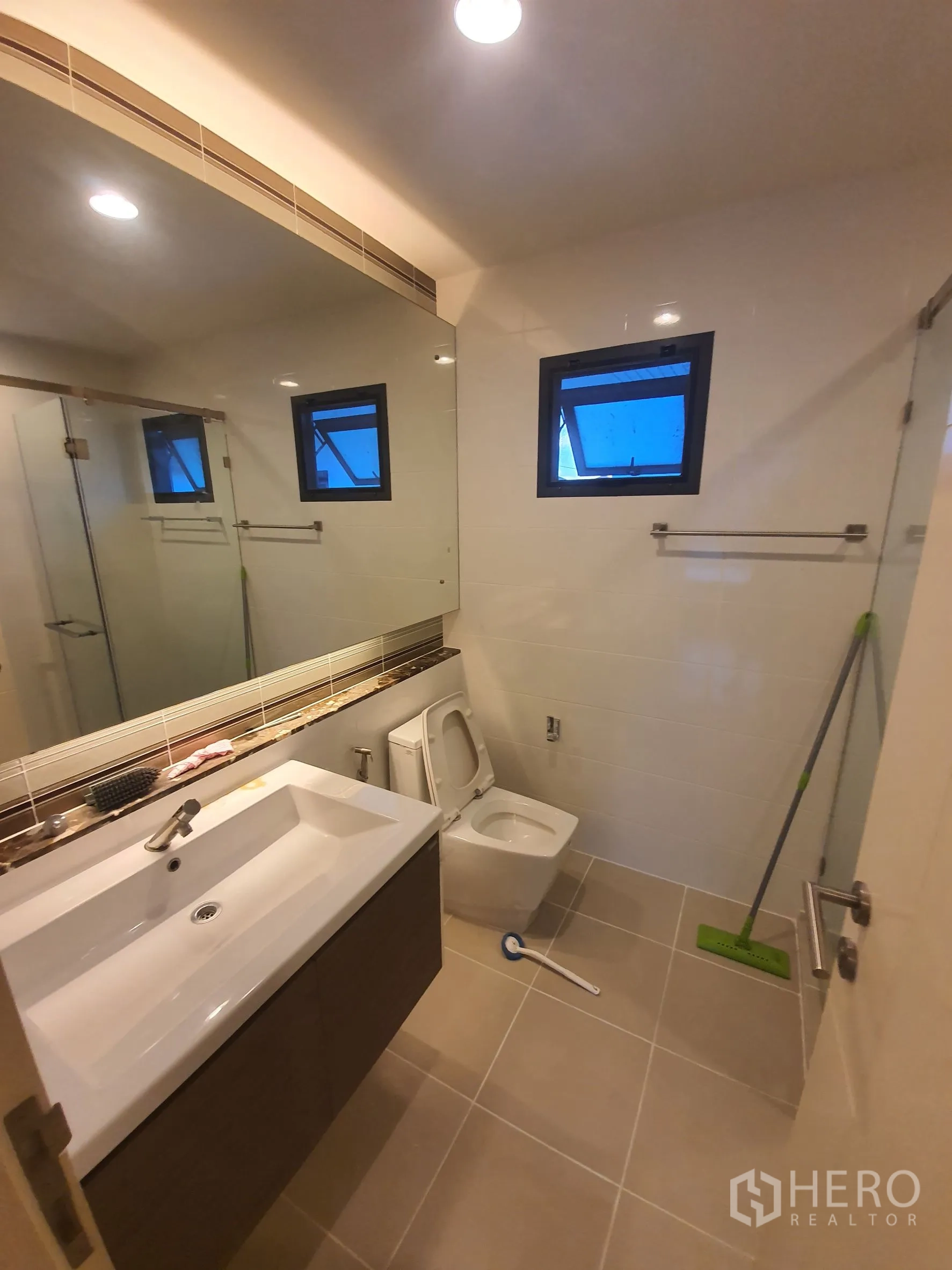 บ้าน ให้เช่าในBang Kapi, Bangkok - ห้องน้ำชั้นบน กระจกบานใหญ่ Shower กระจก และอุปกรณ์ทันสมัย