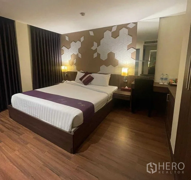 店屋 出租在Watthana, Bangkok - 宽敞卧室，设特大床、书桌与木地板