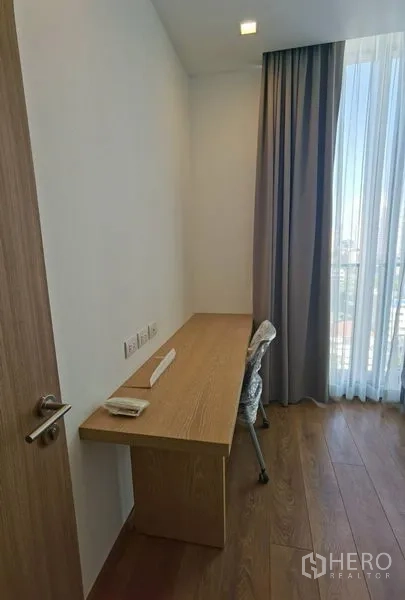 คอนโด ให้เช่าในWatthana, Bangkok - โต๊ะทำงานบิวท์อินติดหน้าต่างบานใหญ่ มองเห็นวิวเมือง พร้อมเก้าอี้และพื้นไม้