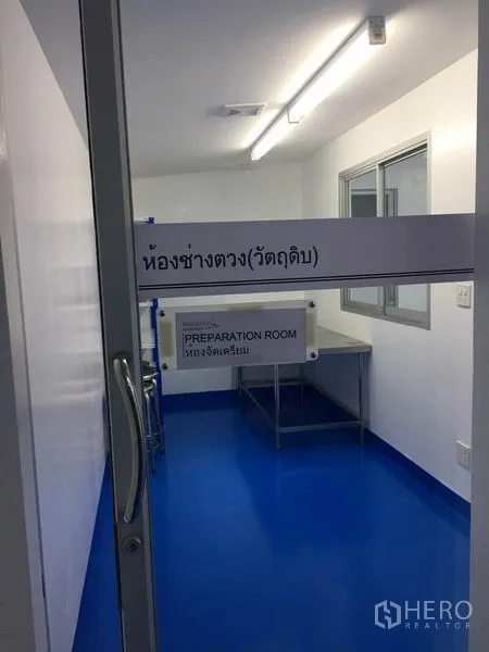 工厂 出租或出售在Pathum Thani - 标示为 Preparation Room 的门，通向小型洁净准备区。