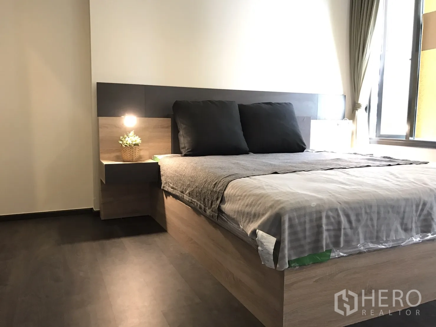คอนโด ให้เช่าหรือขายในWatthana, Bangkok - ห้องนอนสว่างด้วยหน้าต่างบานใหญ่ เตียงควีนและผ้าม่าน