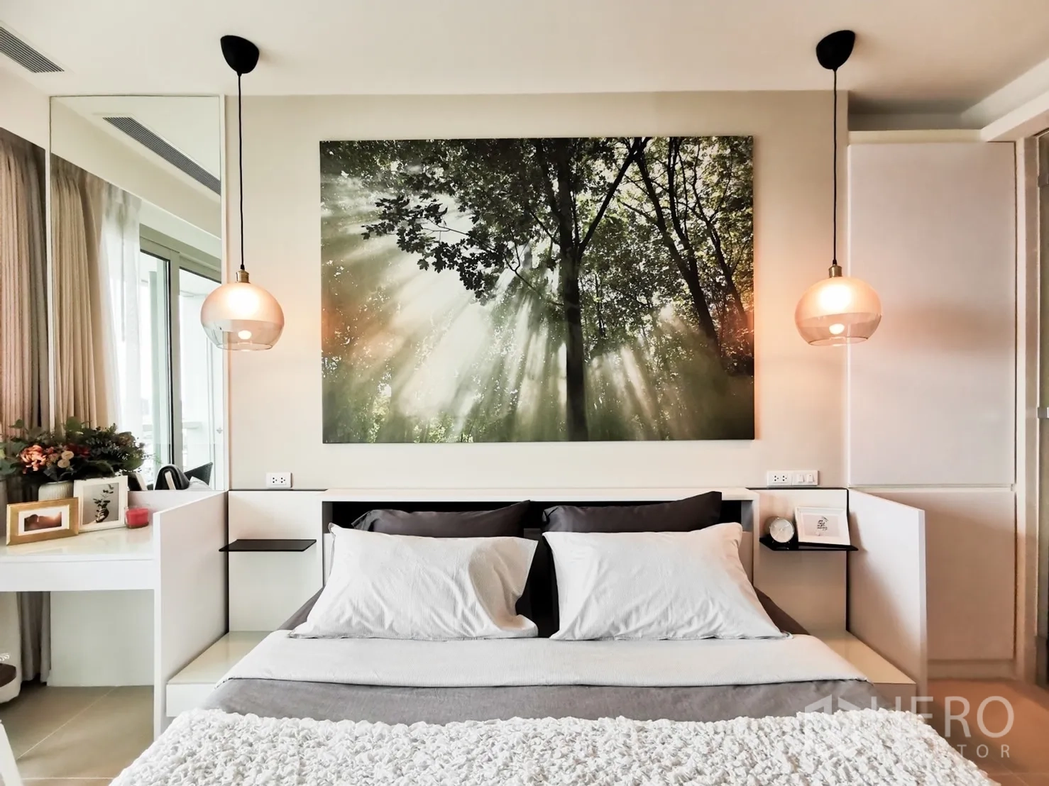 คอนโด ให้เช่าหรือขายในKhlong San, Bangkok - ห้องนอนอบอุ่น มีภาพศิลป์ธรรมชาติ โคมแขวน และชุดเครื่องนอนนุ่มสบาย