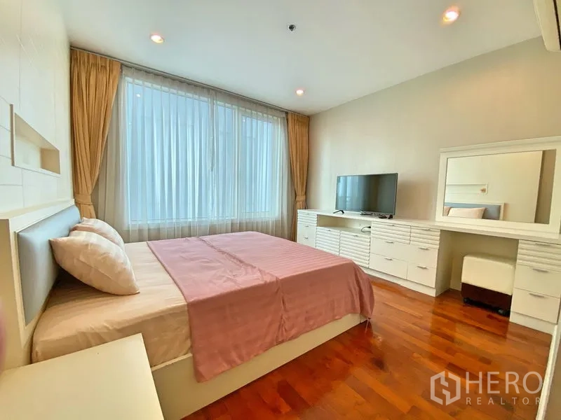 คอนโด ให้เช่าในKhlong Toei, Bangkok - ห้องนอนใหญ่ มีหน้าต่างบานกว้าง ชุดเครื่องนอนสีชมพู ตู้ทีวี และโต๊ะเครื่องแป้ง