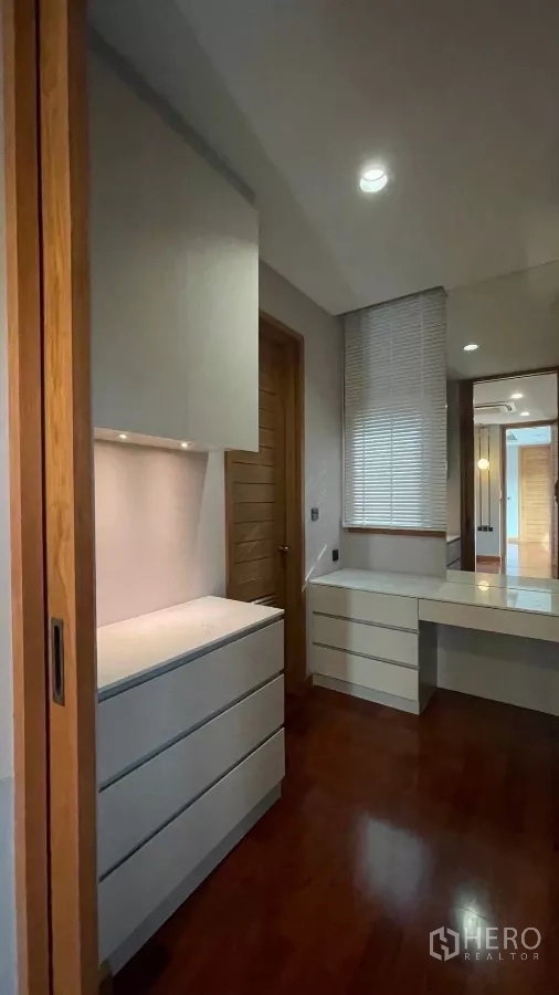 Detached House for rent in Prawet, Bangkok - Dressing nook with white cabinetry and a built-in desk.