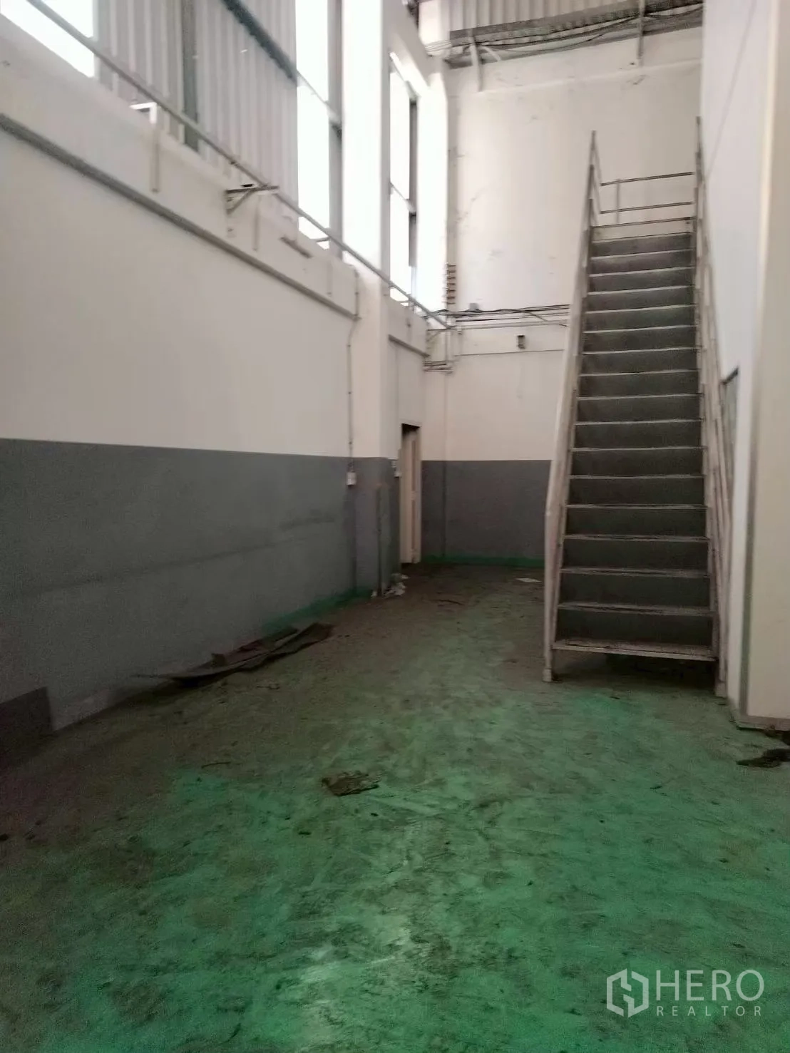 โรงงาน for sale in Bang Phli, Samut Prakan - พื้นที่อาคารอุตสาหกรรมพร้อมบันไดโลหะขึ้นชั้นบน และช่องแสงสูงตลอดแนวผนัง