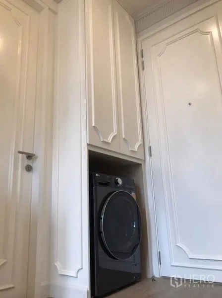 คอนโด ให้เช่าในWatthana, Bangkok - ช่องบิวท์อินติดตั้งเครื่องซักผ้าฝาหน้าใกล้ประตูทางเข้า