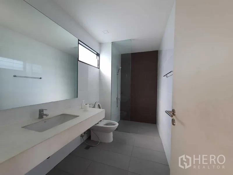 สำนักงานที่บ้าน ให้เช่าในSaphan Sung, Bangkok - ห้องน้ำกว้าง มีห้องอาบน้ำกระจก กระจกเงาบานใหญ่ และกระเบื้องโทนสุภาพ