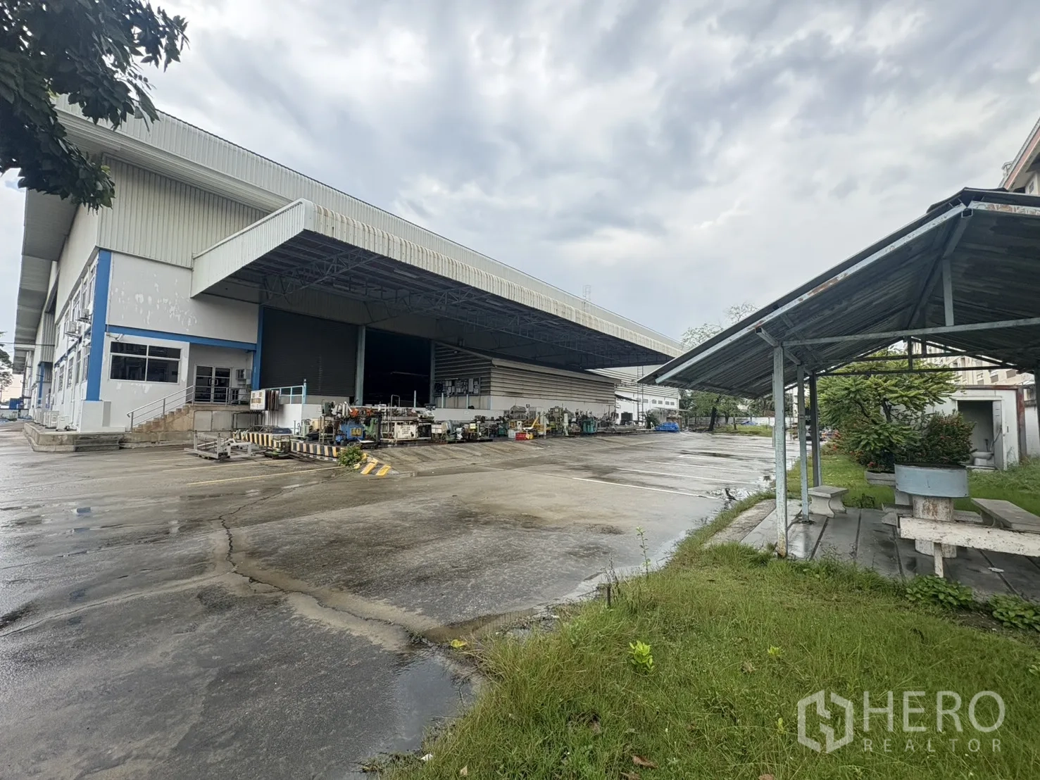 โรงงาน ให้เช่าในKhlong Toei, Bangkok - ลานกว้างหน้าท่าโหลด พร้อมศาลาพักมีหลังคา