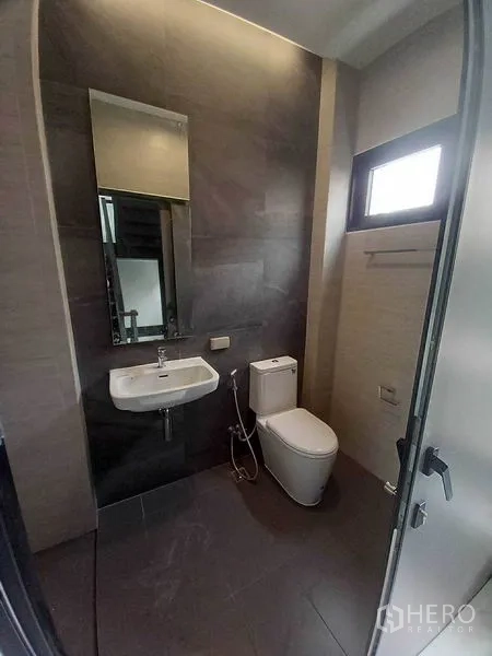 零售空间 出租在Khlong Toei, Bangkok - 第二卫生间，配坐便器、洗手盆、镜子与小窗