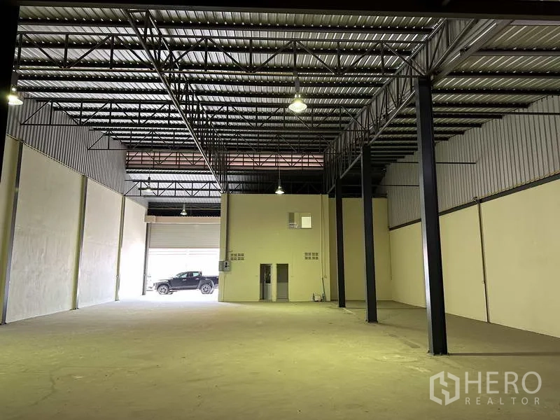 โรงงาน ขายในMueang Samut Prakan, Samut Prakan - โกดังเพดานสูง โคมไฟสว่าง โครงเหล็กแข็งแรง พื้นที่ใช้งานกว้าง